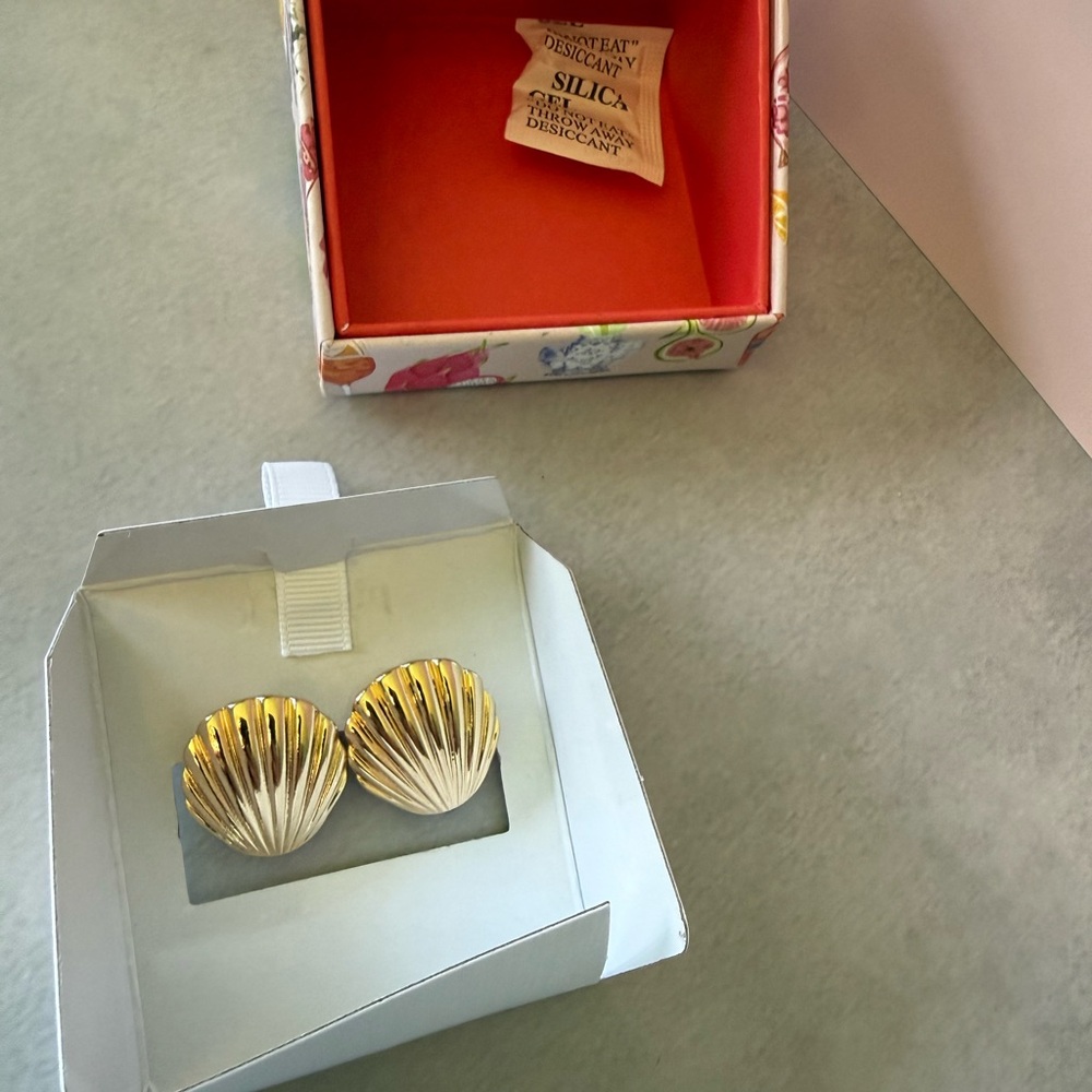 piper·k Gold Shell Stud Earrings - Gold - Picture 2 of 4